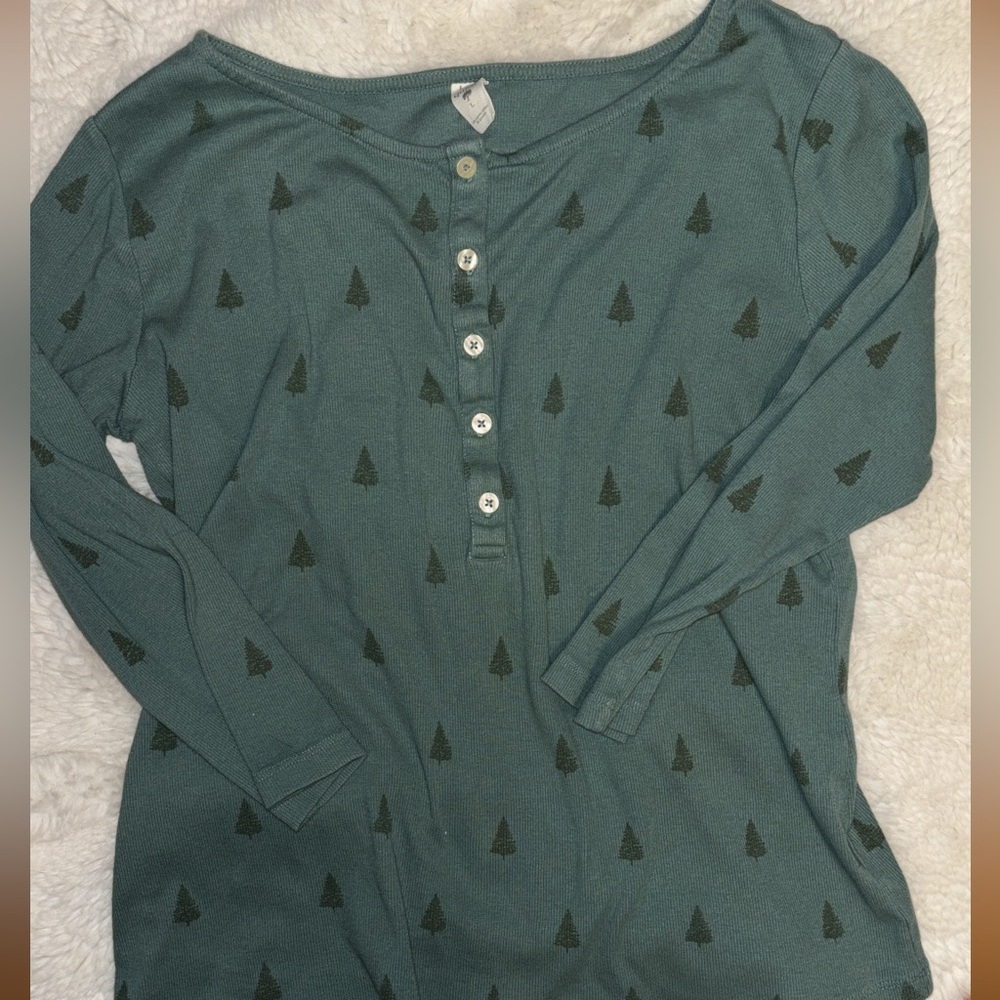 Kate Quinn Christmas top
